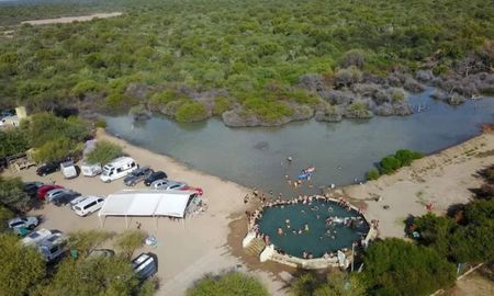 Ambiente relajado y familiar en las Termas de Quicho, ideal para pasar el día al aire libre. Ambiente relajado y familiar en las Termas de Quicho, ideal para pasar el día al aire libre.