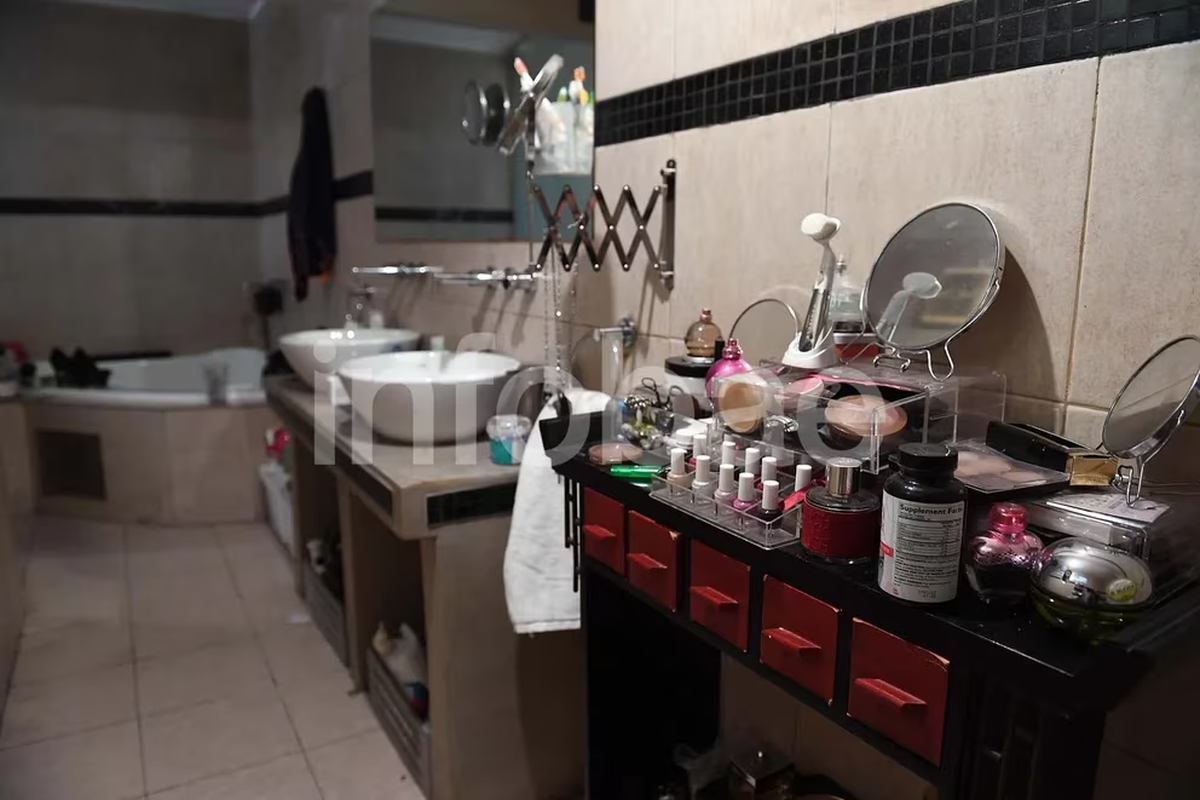 En el baño todavía se encuentra maquillaje que pertenecía a la modelo.