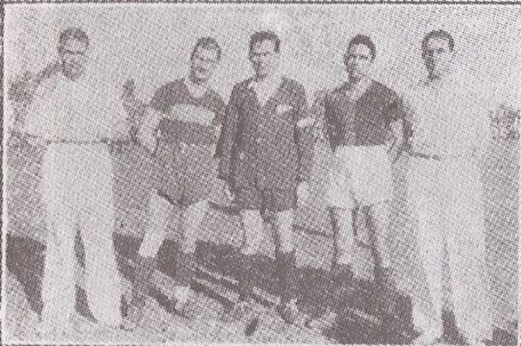 Los capitanes de Boca y Colón posan con la terna arbitral el 9 de julio de 1946 Los capitanes de Boca y Colón posan con la terna arbitral el 9 de julio de 1946