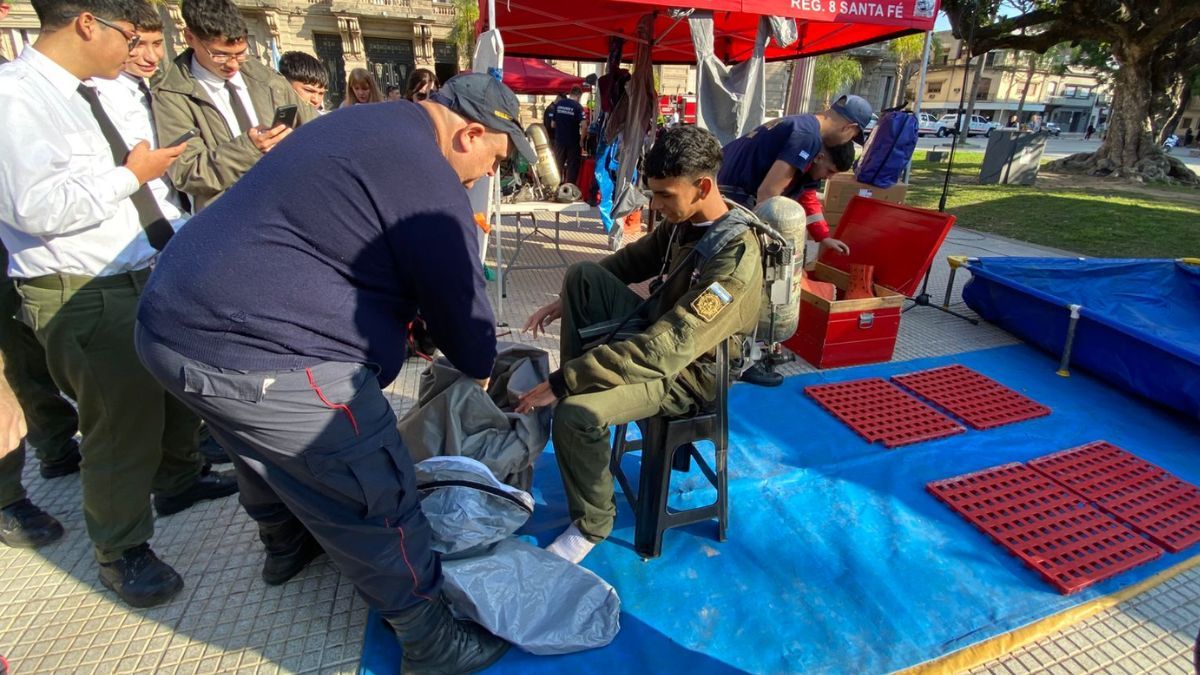 La actividad, contó con la presencia de bomberos con trajes especiales y diversas estaciones interactivas dedicadas a la búsqueda y rescate, manejo de incendios, tratamiento de materiales peligrosos y técnicas de Reanimación Cardiopulmonar (RCP). 