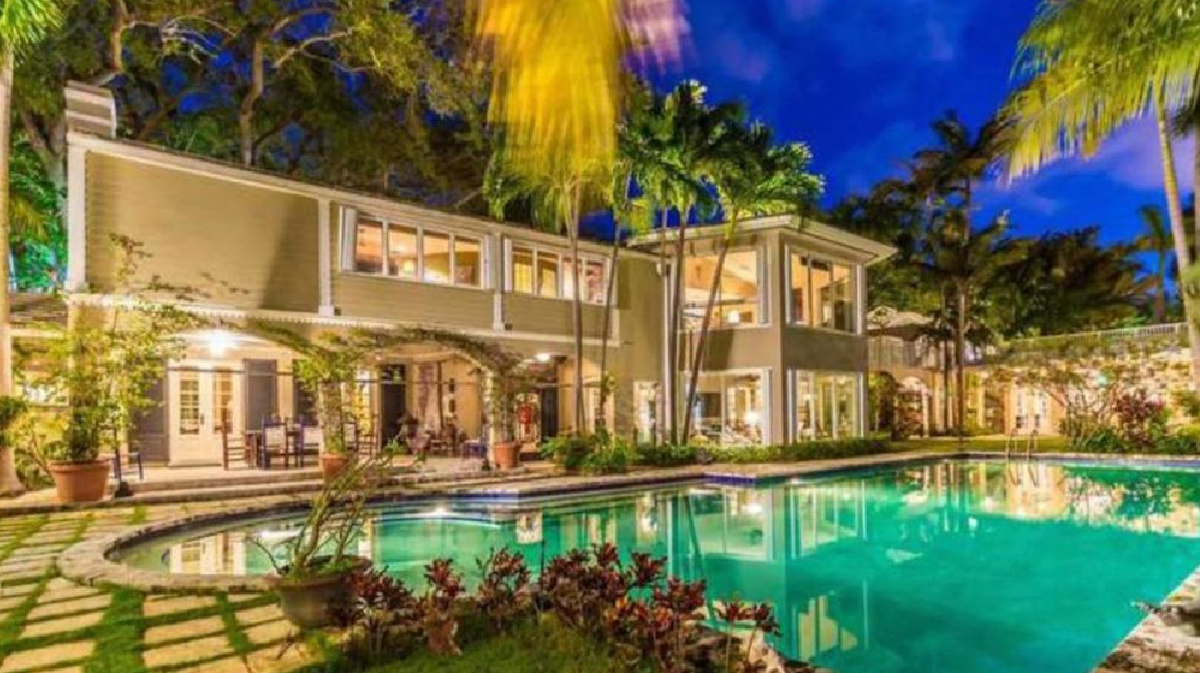 Ubicada en el exclusivo barrio de Pine Tree Drive, la casa tiene estilo Art Dec&oacute; y est&aacute; valuada en 11 millones de d&oacute;lares.