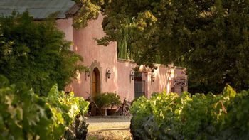 Escapada a un refugio de casonas antiguas en Mendoza y bodegas que enamoran