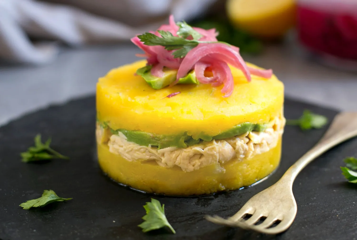 La causa limeña es muy fácil de hacer y lleva ingredientes que seguramente tenés en casa. La causa limeña es muy fácil de hacer y lleva ingredientes que seguramente tenés en casa.