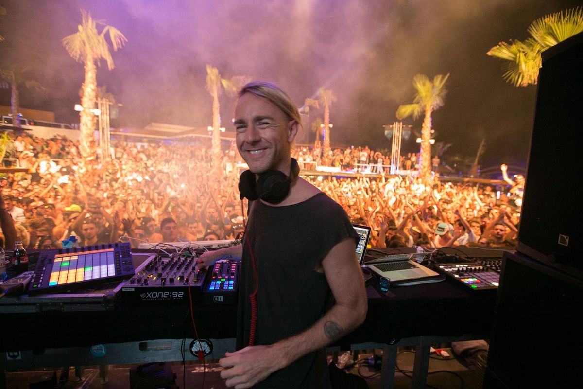 El famoso DJ Richie Hawtin tocó el sábado a la noche en el hipódromo de Rosario.