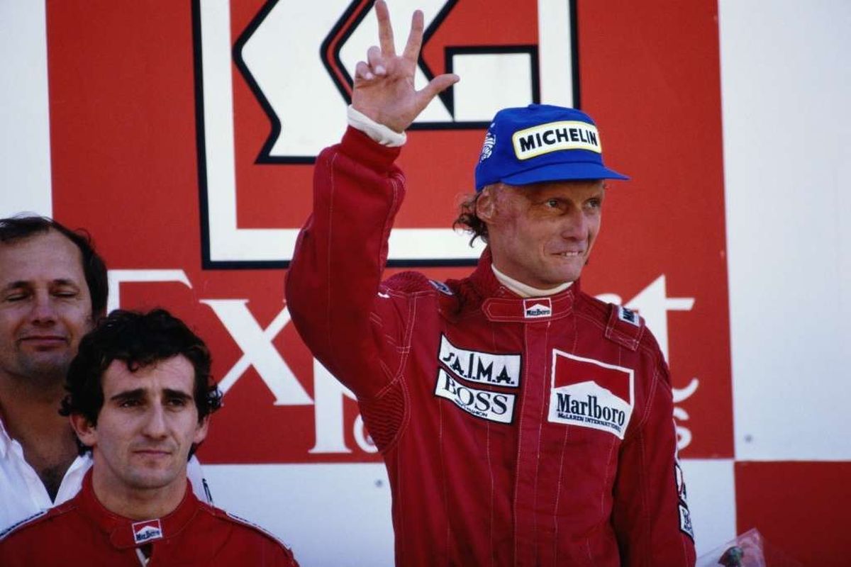 Su mayor logro tras el regreso llegaría en 1984, con el McLaren MP4/2-TAG Porsche, cuando ganó su tercera corona mundial en la última carrera, el GP de Portugal, disputado el 21 de octubre en el circuito de Estoril, superando a su nuevo y talentoso coequiper, el francés Alain Prost (a su derecha), por solo medio punto: 72 a 71.5.