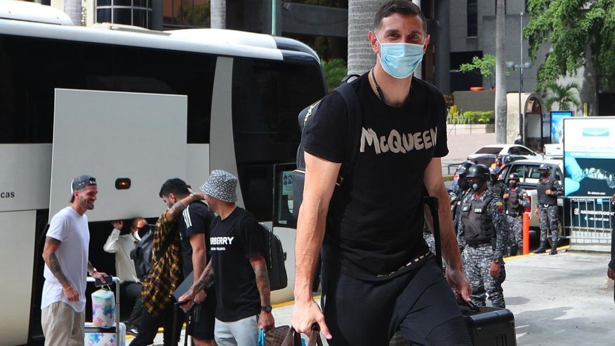 Emiliano Dibu Martínez, arquero titular de la Selección Argentina, es uno de los jugadores por los que Anvisa invadió el campo de juego para suspender Brasil-Argentina.