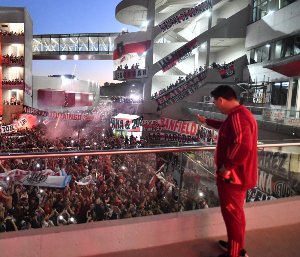 Los hinchas de River no dejaron dormir a los jugadores de Atlético Mineiro: tiraron bombas de estruendo. Los hinchas de River no dejaron dormir a los jugadores de Atlético Mineiro: tiraron bombas de estruendo.