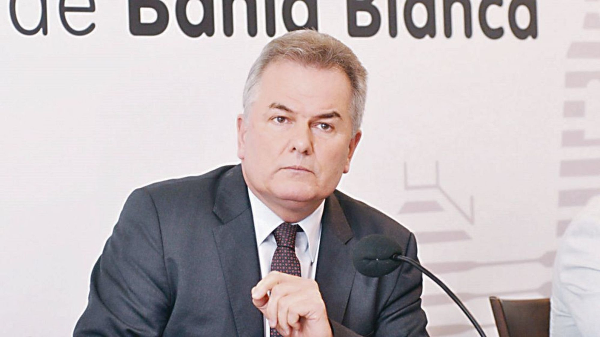 El intendente Héctor Gay