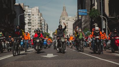 Ni el amor ni el odio: lo que mueve el mundo es el trabajo informal