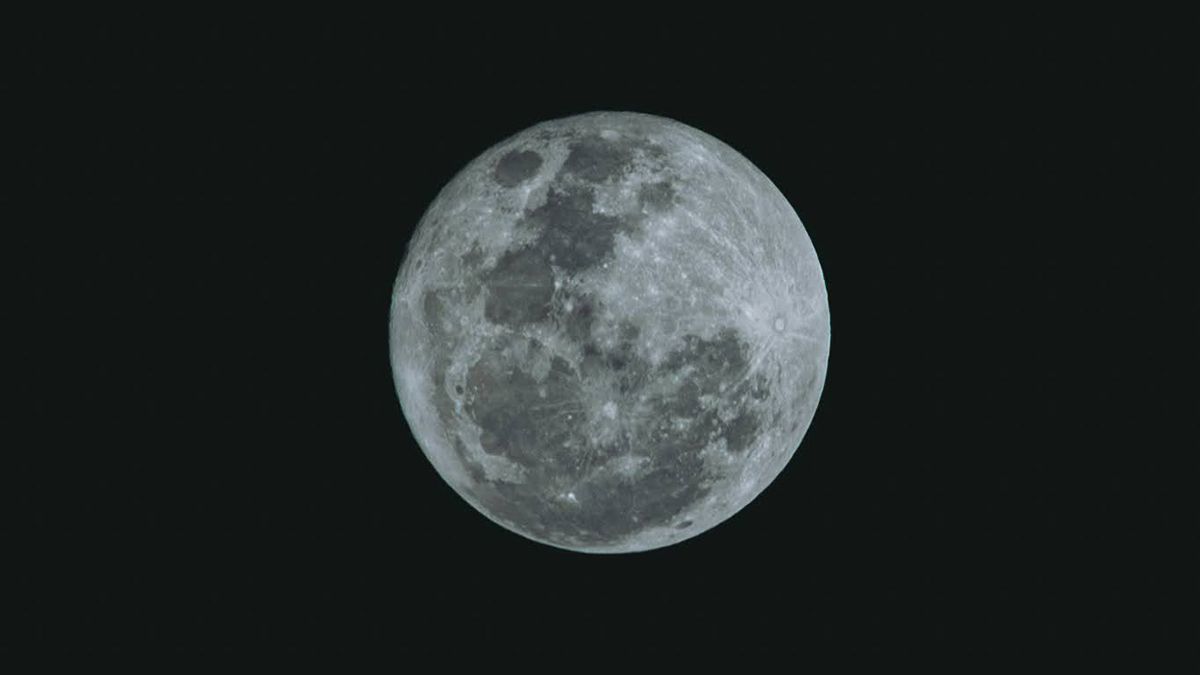 Así se vio desde Santa Fe la primera superluna de agosto.
