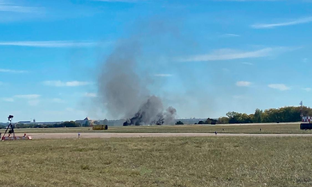 Un bombardero Boeing B-17 Flying Fortress y un caza Bell P-63 KingCobra colisionaron en pleno vuelo. Un bombardero Boeing B-17 Flying Fortress y un caza Bell P-63 KingCobra colisionaron en pleno vuelo.