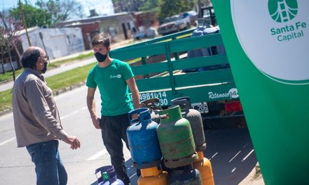 Las empresas plantearon las subas autorizadas para la comercialización del gas envasado y, por ende, la necesidad de aumentar el monto de la garrafa accesible. Según lo establecido, a partir de este martes, el envase de 10 kilos se comercializará a un valor de $ 420. Las empresas plantearon las subas autorizadas para la comercialización del gas envasado y, por ende, la necesidad de aumentar el monto de la garrafa accesible. Según lo establecido, a partir de este martes, el envase de 10 kilos se comercializará a un valor de $ 420.
