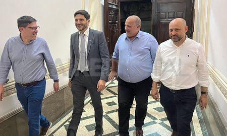 José Goity, Maximiliano Pullaro y Gustavo Puccini ingresan a la sede de la UCR acompañados por Julián Galdeano para la reunión política que se llevó a cabo este miércoles. José Goity, Maximiliano Pullaro y Gustavo Puccini ingresan a la sede de la UCR acompañados por Julián Galdeano para la reunión política que se llevó a cabo este miércoles.