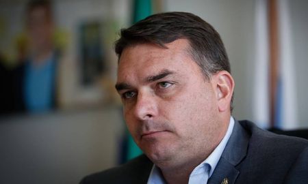 La Fiscalía recibió un pedido de más de 50 diputados de la oposición sobre una eventual participación de la Abin y del Gabinete de Seguridad Institucional (GSI) en una supuesta producción de informes para orientar a los abogados de Flávio Bolsonaro. La Fiscalía recibió un pedido de más de 50 diputados de la oposición sobre una eventual participación de la Abin y del Gabinete de Seguridad Institucional (GSI) en una supuesta producción de informes para orientar a los abogados de Flávio Bolsonaro.