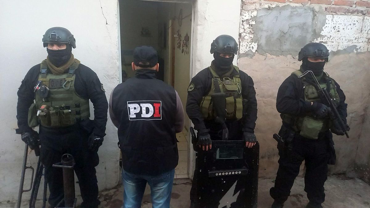 La Policía detuvo a seis personas tras una serie de allanamientos en barrio Loyola por ataques con armas de fuego. La Policía detuvo a seis personas tras una serie de allanamientos en barrio Loyola por ataques con armas de fuego.