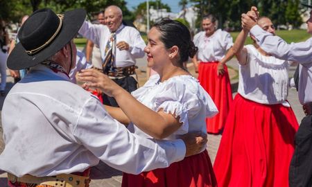 Del 16 al 18 de enero se desarrollará la 38va edición del Festival Folclórico de Guadalupe, el tradicional encuentro cultural de la ciudad de Santa Fe. Del 16 al 18 de enero se desarrollará la 38va edición del Festival Folclórico de Guadalupe, el tradicional encuentro cultural de la ciudad de Santa Fe.