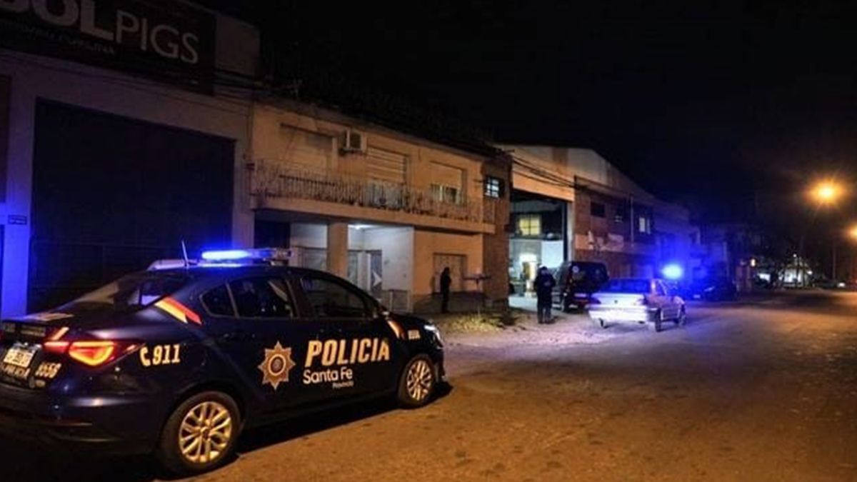 Dos hombres armados ingresaron este lunes por la tarde a un galpón de Avenida del Rosario al 2700