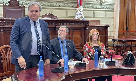 Rubén Rimoldi y Ana Morel junto al presidente de la Cámara de Diputados, Pablo Farías. Rubén Rimoldi y Ana Morel junto al presidente de la Cámara de Diputados, Pablo Farías.