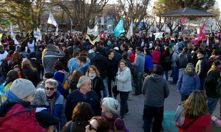 Los docentes nucleados en la Unión de Trabajadores de la Educación de Río Negro reclamaron hoy la convocatoria a negociaciones paritarias frente a la casa de gobierno provincial. Los docentes nucleados en la Unión de Trabajadores de la Educación de Río Negro reclamaron hoy la convocatoria a negociaciones paritarias frente a la casa de gobierno provincial.