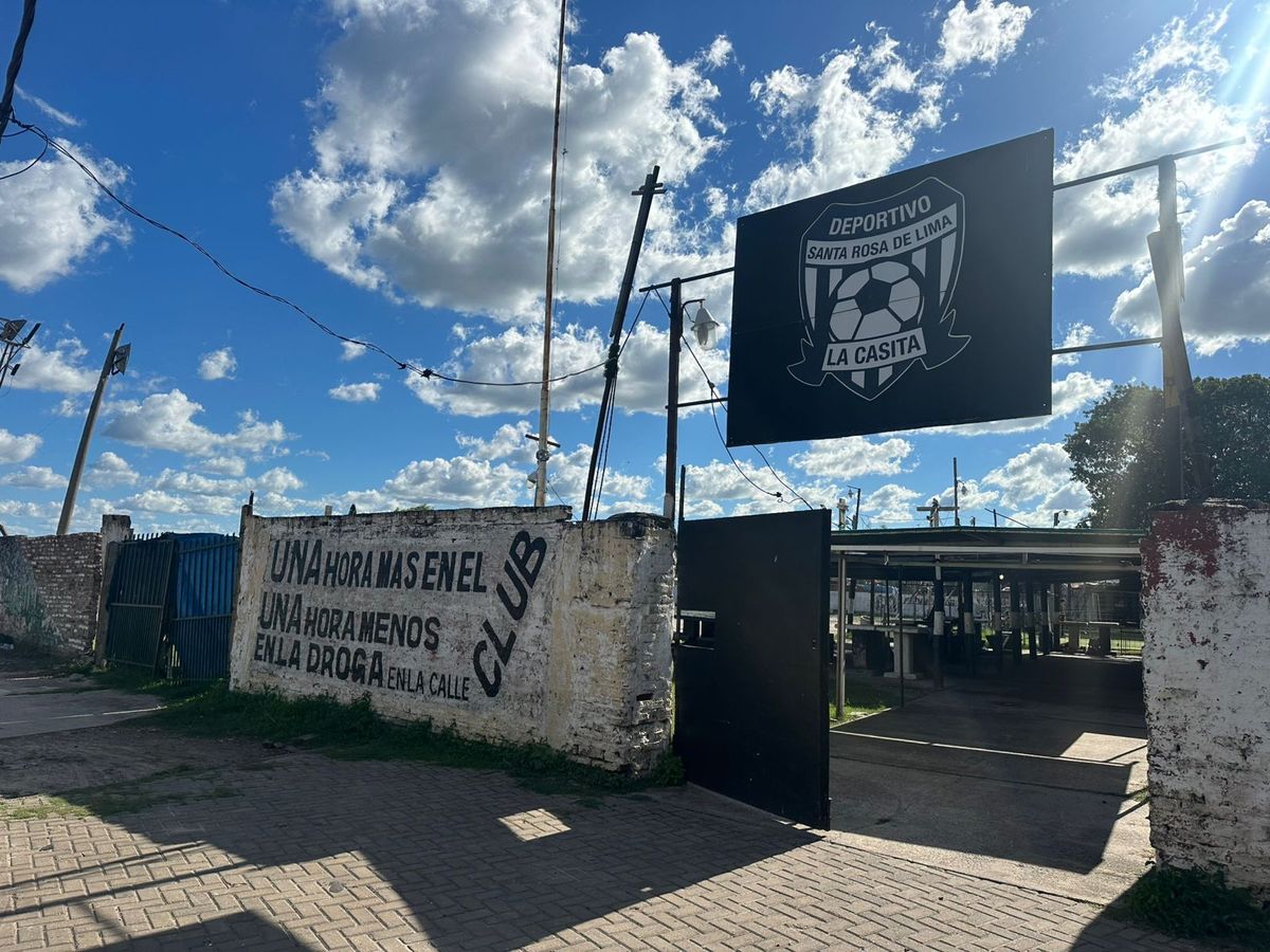 El ingreso principal del club se encuentra en Avenida Mosconi 2233.