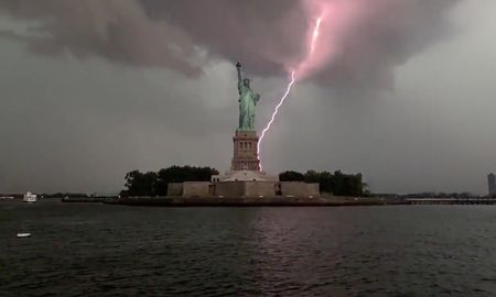 video: asi impacto un rayo varias veces en la estatua de la libertad video: asi impacto un rayo varias veces en la estatua de la libertad