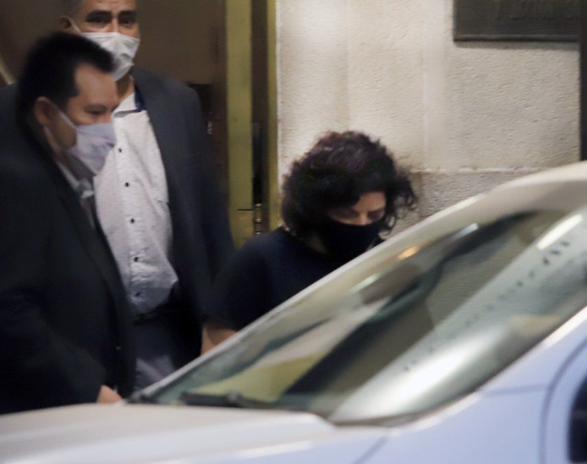 Así salía Carla Vizzotti del ministerio de Salud rumbo a la Casa Rosada, para mantener un encuentro con Alberto Fernández y Santiago Cafiero. Luego se confirmó que será la nueva titular de la cartera sanitaria a nivel nacional.