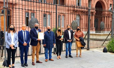 Los integrantes de la Comisión de Seguimiento de Vicentin de la Cámara de Diputados de Santa Fe continúan realizando gestiones para lograr destrabar el conflicto en torno a la empresa agroexportadora del sur provincial. Los integrantes de la Comisión de Seguimiento de Vicentin de la Cámara de Diputados de Santa Fe continúan realizando gestiones para lograr destrabar el conflicto en torno a la empresa agroexportadora del sur provincial.