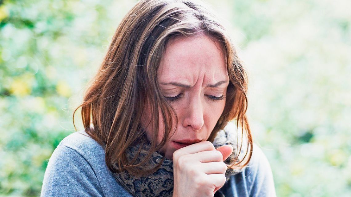 La neumonía es una forma más severa del covid, afirman los expertos. Pero no se desarrolla por la vacuna contra el coronavirus.