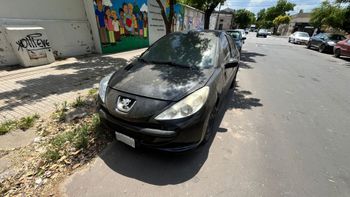 Santa Fe: vecinos denuncian que un auto está abandonado frente a una escuela hace más de 6 meses