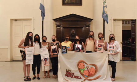 Familias de niños fallecidos por cáncer bregan por sanción de ley de oncopediatría. Familias de niños fallecidos por cáncer bregan por sanción de ley de oncopediatría.