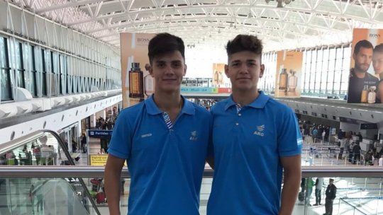 Nicolás Hernández y Mateo Freyre los dos waterpolistas del club Regatas que se encuentran entrenando con el seleccionado sub20 para participar del próximo mundia de la categoría.