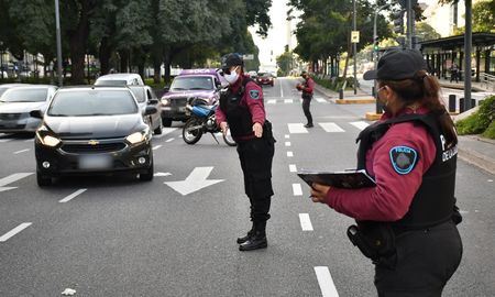 La Policía de la Ciudad de Buenos Aires retendrá la licencia de conducir a quienes circulen sin permiso. La Policía de la Ciudad de Buenos Aires retendrá la licencia de conducir a quienes circulen sin permiso.