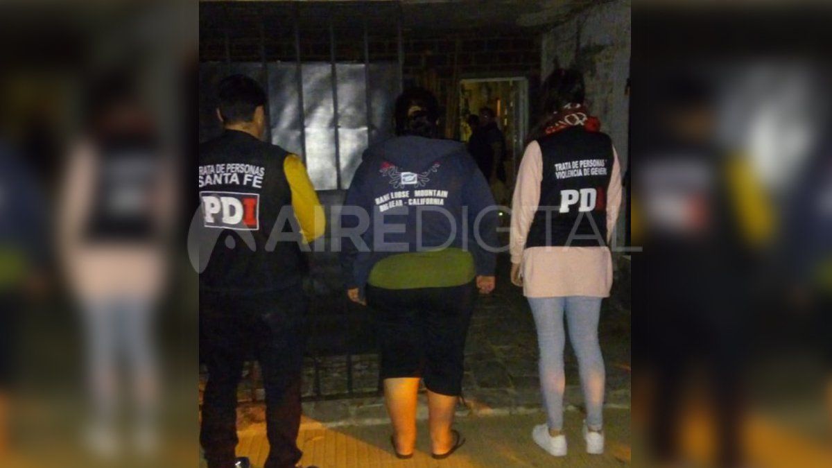 El momento en que la mujer fue detenida por agentes de Investigaci&oacute;n de Trata de Personas.&nbsp;