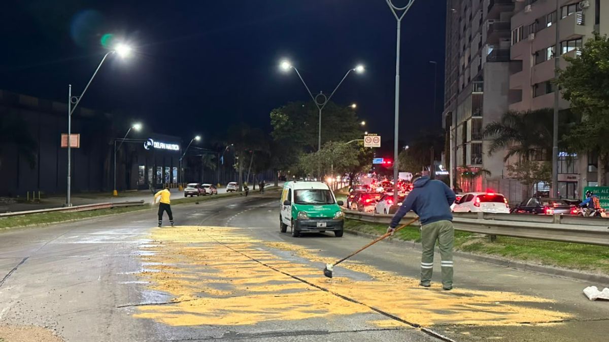 Corte total de tránsito: personal de Bomberos y del Cobem limpian la calzada. Corte total de tránsito: personal de Bomberos y del Cobem limpian la calzada.