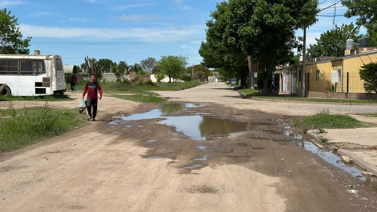 El robo ocurrió en calle Europa al 10.400, en el norte de Santa Fe. Los vecinos denunciaron problemas con el suministro de agua y una creciente inseguridad.