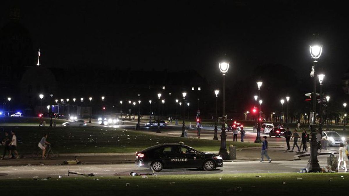 La policía francesa dispersó anoche a cientos de jóvenes congregados en una fiesta en la explanada de los Inválidos