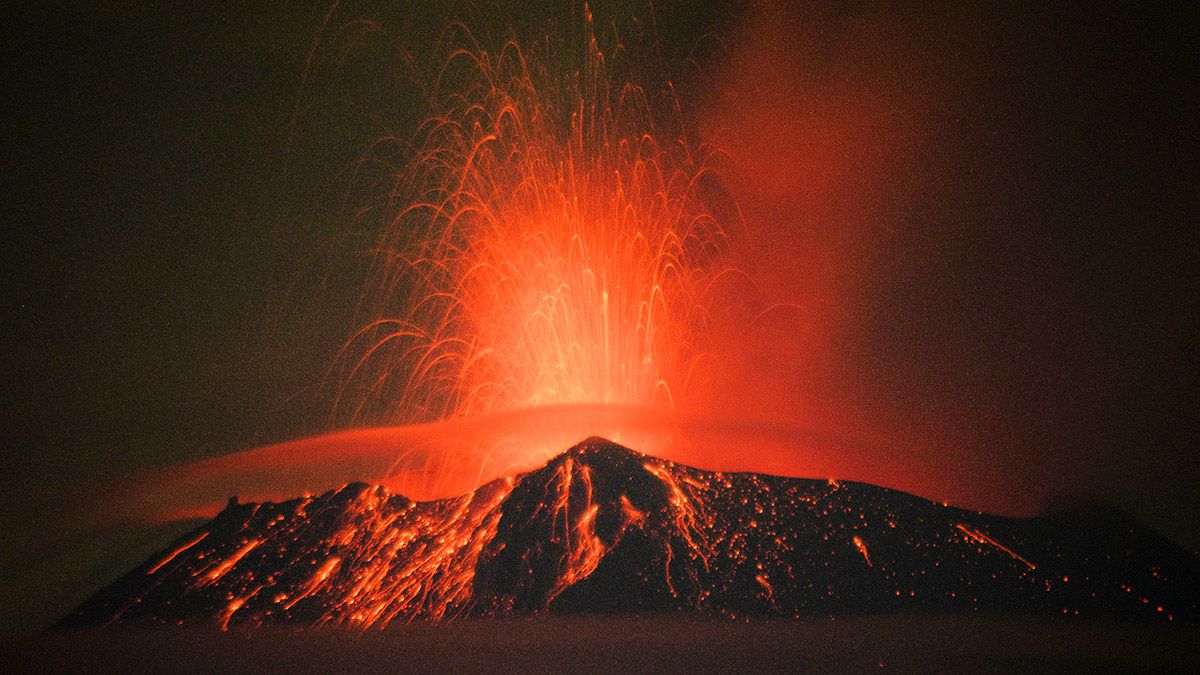 Material incandescente saliendo del cráter del volcán Popocatépetl de México.