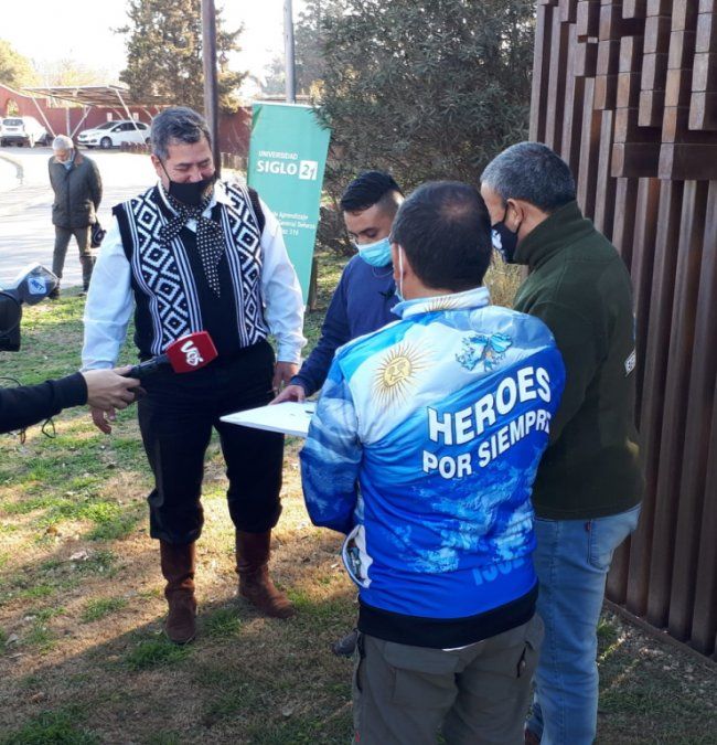 Carlos Medina recibió su título.