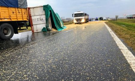 Un acoplado volcó en Villa Gobernador Gálvez Un acoplado volcó en Villa Gobernador Gálvez