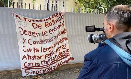 A todos los medios de Rosario, dejen de ensuciar y condenar a los pibes con la lengua porque vamos a matar periodistas. Con la mafia no se jode. Si no de caravana con el Noba, dice el cartel narco. A todos los medios de Rosario, dejen de ensuciar y condenar a los pibes con la lengua porque vamos a matar periodistas. Con la mafia no se jode. Si no de caravana con el Noba, dice el cartel narco.