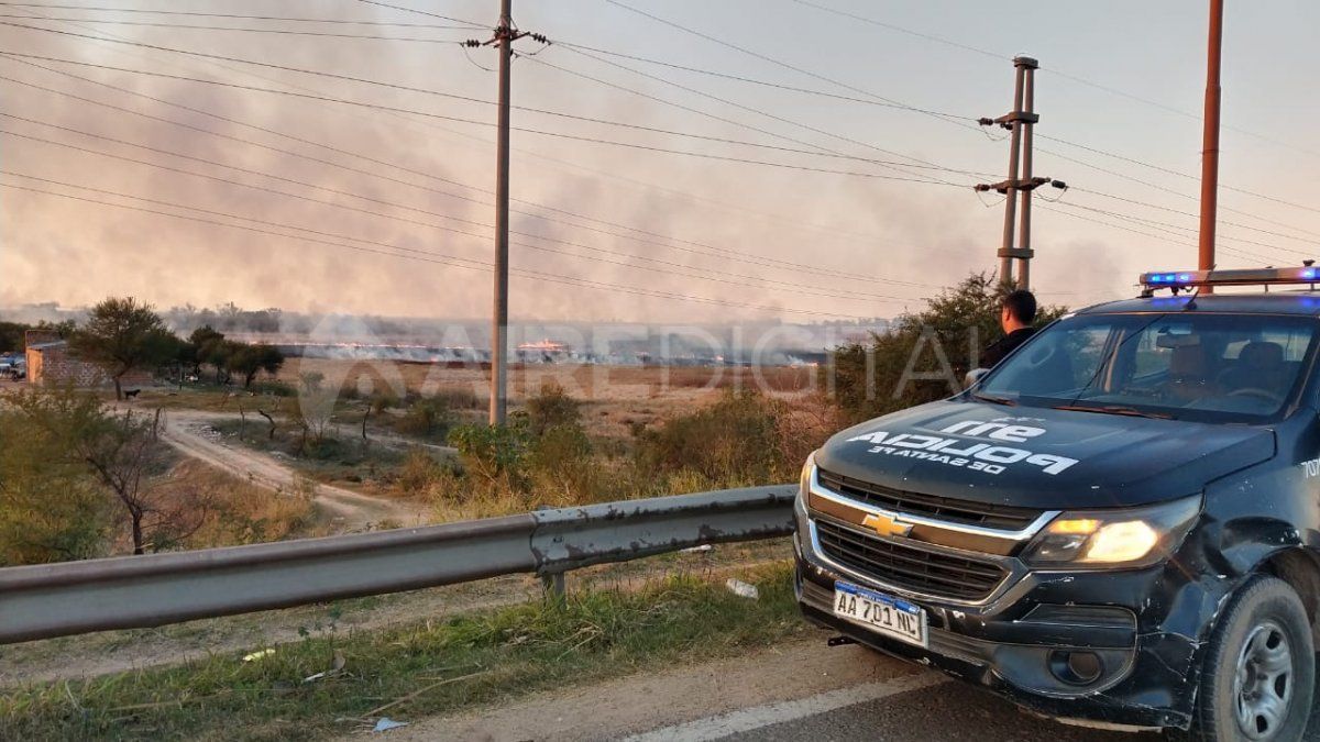 La quema de pastizales en inmediaciones del segundo aliviador de ruta 168 preocupa a las autoridades policiales y bomberiles