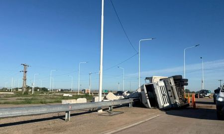 Hasta el momento no trascendieron los motivos del accidente, ni tampoco si hubo personas heridas como consecuencia del vuelco. Hasta el momento no trascendieron los motivos del accidente, ni tampoco si hubo personas heridas como consecuencia del vuelco.