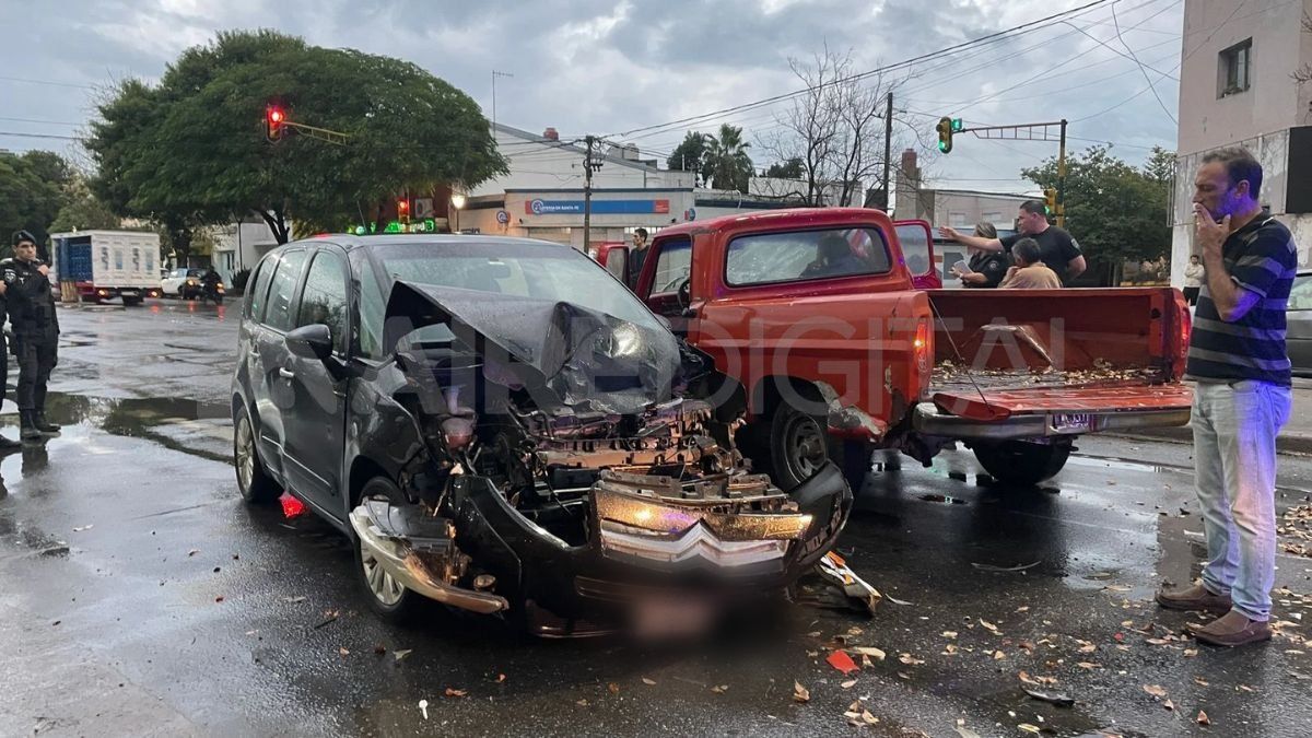 Accidente en la Avenida Facundo Zuviría: una camioneta destrozó un auto que iba a la par
