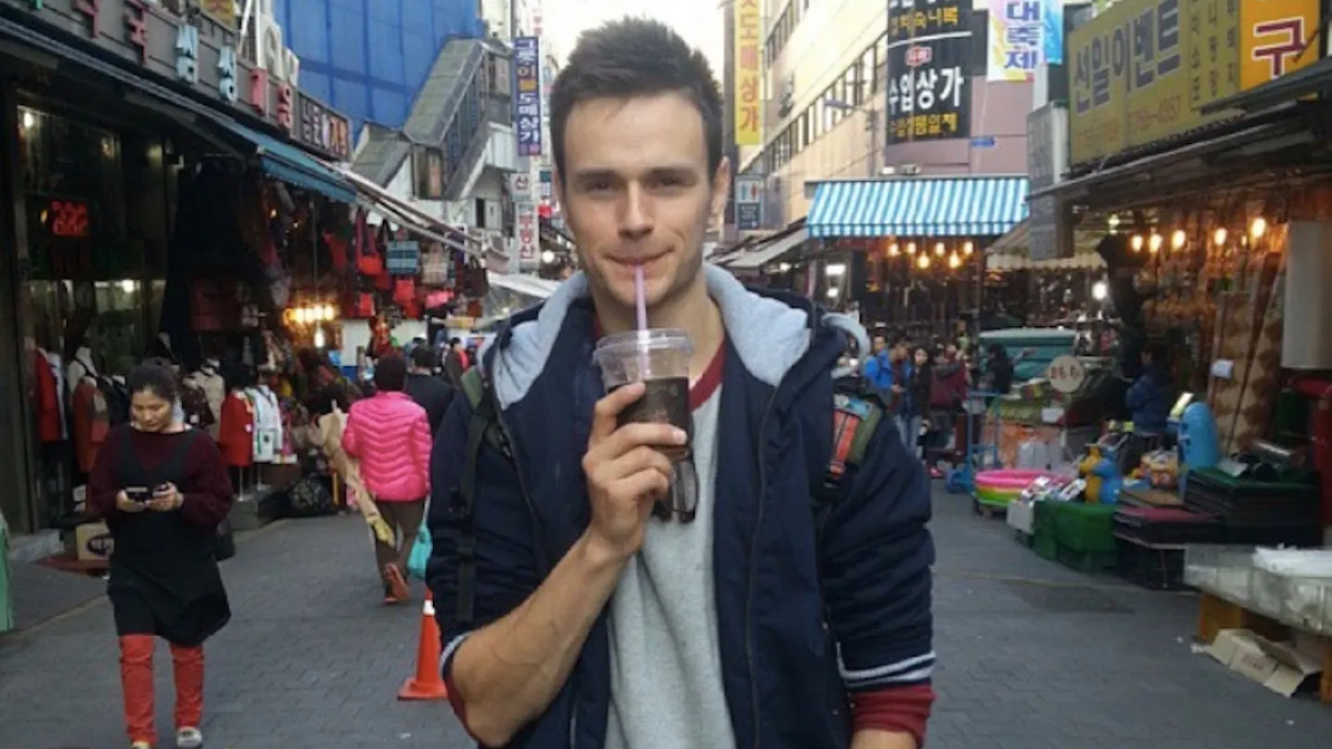Ben McMahon recorriendo las calles de Asia, el continente que se convirtió en su hogar tras su increíble recuperación. Ben McMahon recorriendo las calles de Asia, el continente que se convirtió en su hogar tras su increíble recuperación.