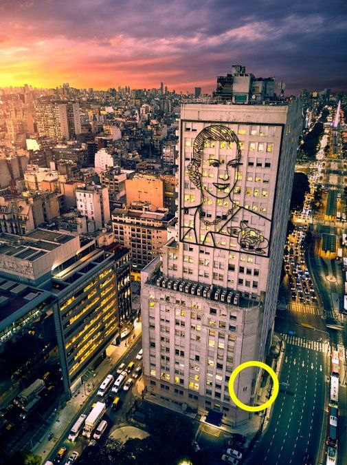 Desde el 2010 se encuentra la figura de Eva Perón en los laterales sur y norte del edificio del Ministerio de Salud. Allí se observa el lugar en el cual se encuentran las esculturas.