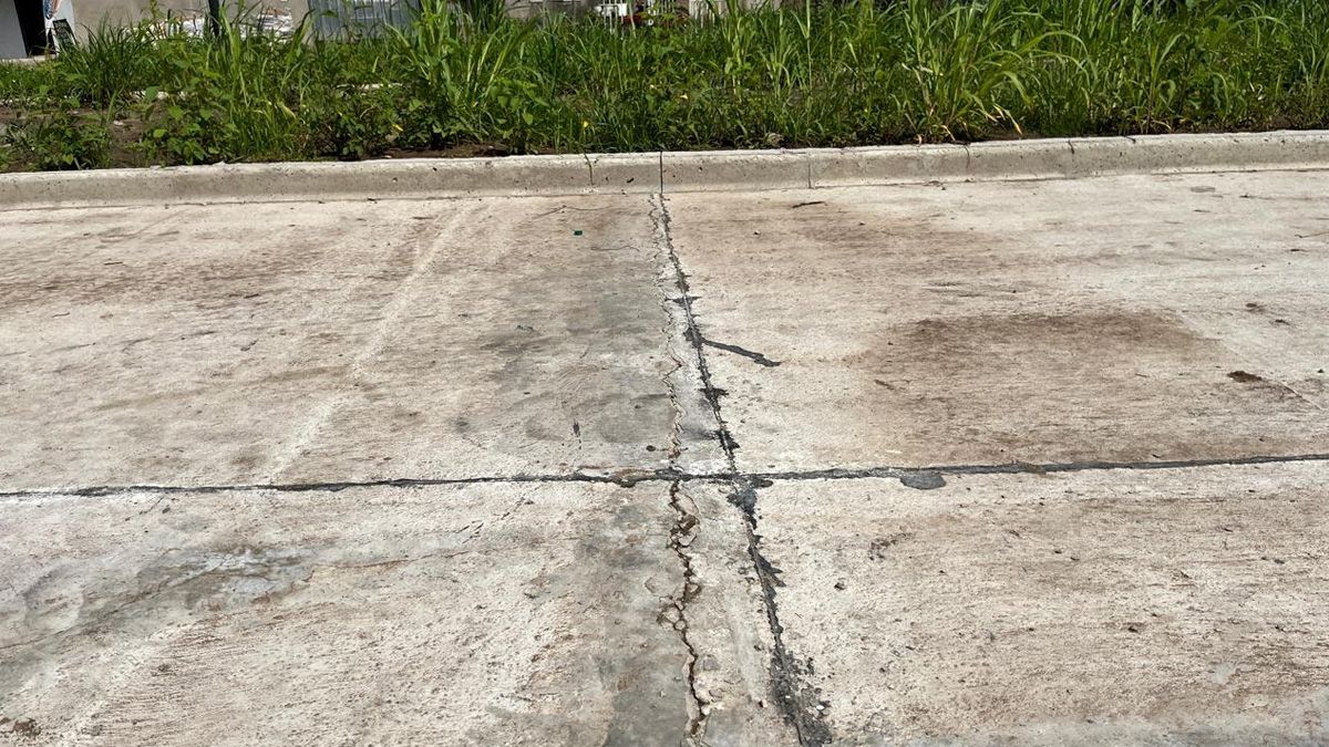 Las rajaduras aparecen en distintos puntos entre el 9300 y el 9500, donde vecinos expresaron su preocupación. Las rajaduras aparecen en distintos puntos entre el 9300 y el 9500, donde vecinos expresaron su preocupación.