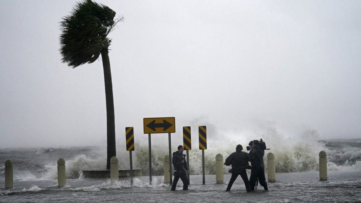 Periodistas trabajan en el malecón de Nueva Orleans antes de la llegada del huracán Ida