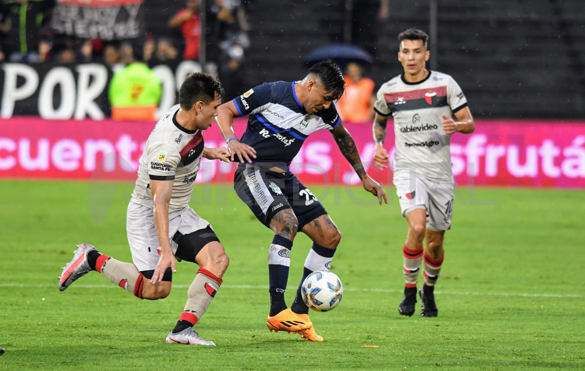 Gimnasia le está ganando 1 a 0 a Colón en el desempate por la permanencia. Gimnasia le está ganando 1 a 0 a Colón en el desempate por la permanencia.