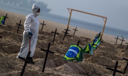 Cruces en una playa denuncian la cantidad de muertes en Brasil. Cruces en una playa denuncian la cantidad de muertes en Brasil.