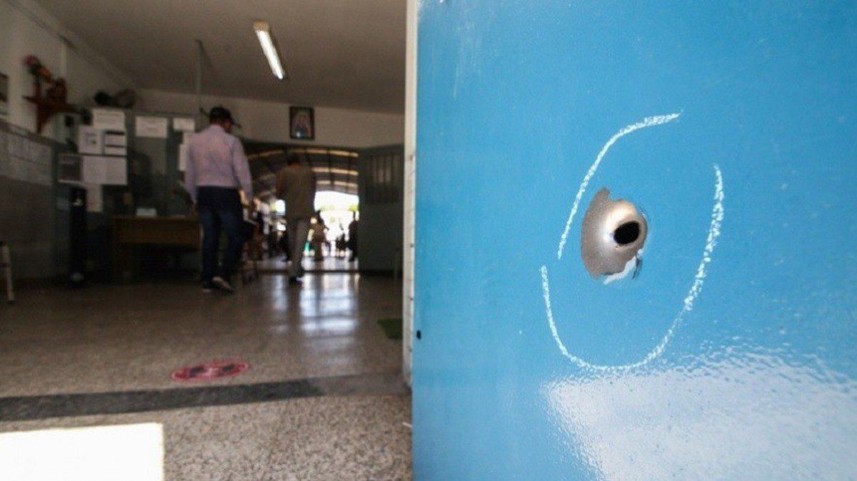 Balearon una escuela de Rosario antes que se habilitara para la votación
